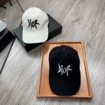 ￥ P80。D家。 刺绣款 超A品质 最新款！时尚潮流，高端做工！每一个帽子都是用心之作！牛津材质！头层牛皮！配盒子、防尘袋、卡片！非一般的品质，细节也很重要。