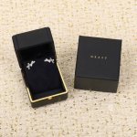 我们出品 Threads钻石耳钉，可订做真金真钻，只做对版Zp真金货，Pk市面各种金货量大咨询客Fu 夺目的Threads吊坠镶嵌独特切割、梯形切割和密镶钻石，