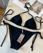 miumiu缪缪新款比基尼适合多种场景的游泳衣♀海边 游泳池 温泉 水上乐园 漂流都可以内搭也完全可以 连体设计遮肉显高挑 腹部有点肉肉也不影响咱美美的 背面设