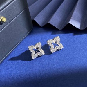 小号Rc80 Roberto Coin珂瑛 四瓣花 四叶花 镶小白钻金属拉丝镂空玑镂雕花耳钉小号 黄铜材料电镀18K 银色 重约4G 尺寸约1.62Cm*1.6