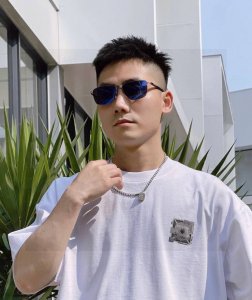 新款品牌 阿玛尼Armani 高品质男士偏光太阳镜 材质 高清尼龙镜片 超轻超有弹性镜腿.戴上超轻 不压鼻 入手超赞 编号 8160