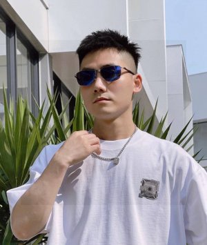 新款品牌 阿玛尼Armani 高品质男士偏光太阳镜 材质 高清尼龙镜片 超轻超有弹性镜腿.戴上超轻 不压鼻 入手超赞 编号 8160