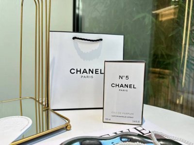 专柜品质 Chanel香奈儿经典5号浓香 Ml 对于一个香香女孩来说香水是生活中必不可少的物品 香奶奶的五号香水真的让我闻一次上头一次，让我欲罢不能哈哈哈 前调