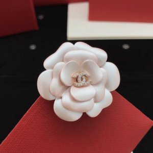 编号Xxz0033 Ch*Nel最新款粉色山茶花朵胸针 一致Z批黄铜材质
