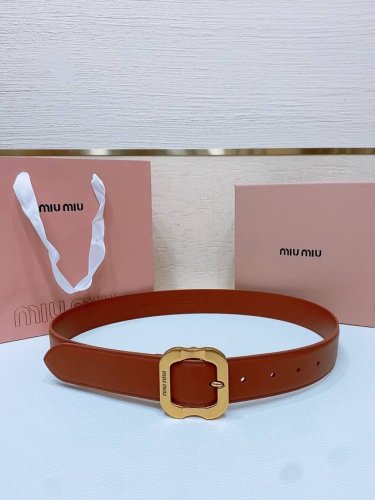 Miumiu缪缪 这款皮革腰带是提升别致造型品味的理想之选。醒目的刻字五金徽标搭配方型针扣，手感柔软细腻的小牛皮。非常时尚百搭 专柜新款 宽:3.4Cm