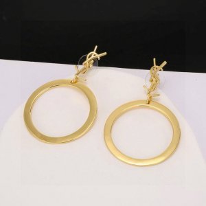 圣罗兰Ysl 耳钉经典奢侈 时尚百搭 犹如酒会礼服一般 绚烂多姿 经典 最具个性魅力象征永远的不变的情怀 代表着经典和永恒 秉承圣罗兰的传统 特别的闪~耳钉