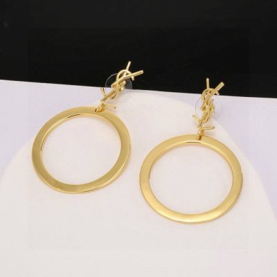 圣罗兰Ysl 耳钉经典奢侈 时尚百搭 犹如酒会礼服一般 绚烂多姿 经典 最具个性魅力象征永远的不变的情怀 代表着经典和永恒 秉承圣罗兰的传统 特别的闪~耳钉