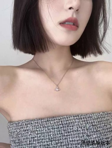 西太后 Vivienne 满钻 土星项链 闭眼准入没错！白钻镶嵌、纯王粹冠球经是典的象征，闪土耀星环勾未勒来波光转流间，开启一场未与来的崭新际遇！我采们用特定华