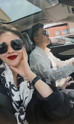 经典款～看到实物才知道有多好 经久不衰，经典热卖款推荐Chanel香奈儿 经典真丝系列 香奈儿经典元素山茶花和双C优雅大方，绕在颈间超级完美简直丝巾界的尤物 专