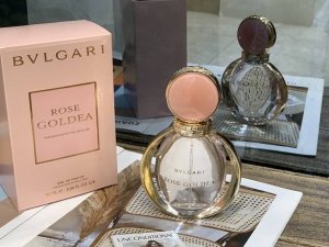 专柜品质 Bvlgari宝格丽Rose Goldea玫瑰金漾女神女士90Ml 是一款被玫瑰香调瞬间暴击的香水，而且是被直男夸好闻的香水~~清新闪耀馨香，以迎风摇