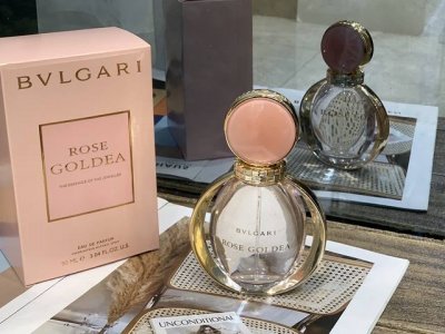 专柜品质 Bvlgari宝格丽Rose Goldea玫瑰金漾女神女士90Ml 是一款被玫瑰香调瞬间暴击的香水，而且是被直男夸好闻的香水~~清新闪耀馨香，以迎风摇