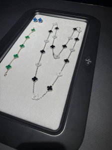 V金材质Vca白金色黑玛瑙间钻20花四叶草四叶草项链
