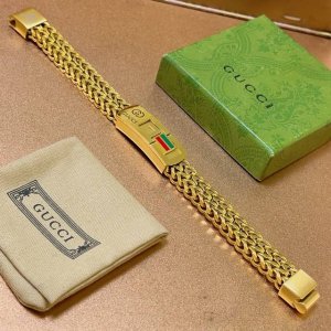 古驰推荐款2025最新出炉 Gucci古驰手链最新款的经典款 精致无论款式 质感 都是绝对的顶尖Feel 只要看一眼就懂了 超 Nice 搭配衣服的选择 男士穿