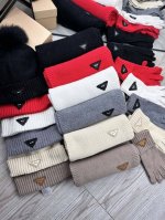 Miu Miu。 三件套羊毛套装：狐狸毛帽子围巾手套 经典套装帽子！材质：70%羊毛30%兔毛。暖暖哒超级舒服～冬日小姐姐减龄神器哦～这个冬天你就差这么一套套装