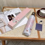 P70 Louis Vuitton 路易威登 专柜夏季新款 全自动折叠晴雨伞 火爆时尚单品 采用纳米技术加工而成 具有强力拒水的作用 奢华感爆棚的Lv标志伫立在