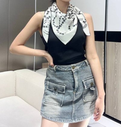 Chanel新款 温柔而娴静 珍珠优雅气质 柔软顺滑的感觉真的舒服到心都化了 Chanel经典珍珠元素新款真丝方巾 懂货的拿在手里一看 就会爱死 经典珍珠系列