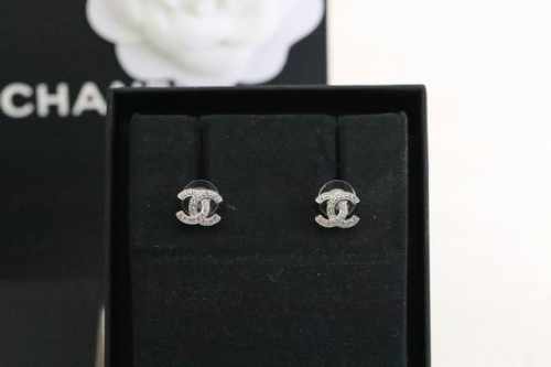 新品推荐 Chanel 小香 银色满钻双C耳钉 Cc经典款超级百搭，彰显香家复古经典，让你每天都有美美好心情，精致迷人小可爱，日常百搭高级。复古又时髦，通勤各种