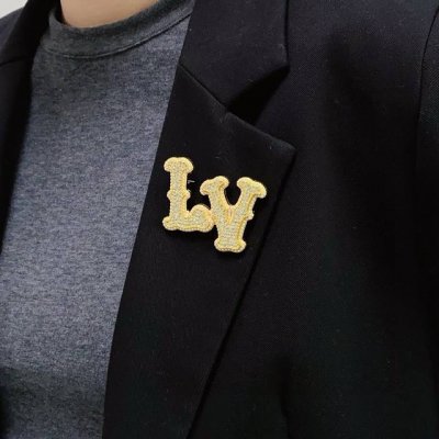 louis Vuitton 路易威登 专柜新款镶满钻字母小珍珠金色胸针，Lv是最懂女人的饰物。那些倾注了全部心血去做自己的女人，往往更珍惜胸针的意义。Lv女士把