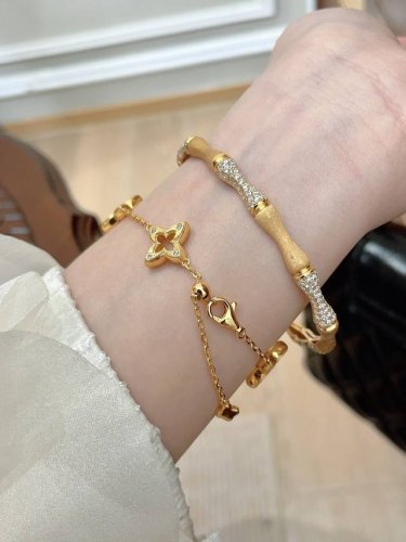 我们出品 量大咨询客Fu 彩宝系列-拉丝四叶草手链 白色带来清透的气息，夏日活力高级感拉满，通体925纯银行业标杆工艺独家行业标杆新技术电镀优金电镀，保色度做到