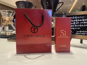 专柜品质 阿玛尼挚爱红香水 规格 100Ml 阿玛尼红Si挚爱香水 这是李嘉琪的必买阿玛尼香水今年新款限量版 红Si挚爱香水 木调的花果香相 香草和雪松为基调