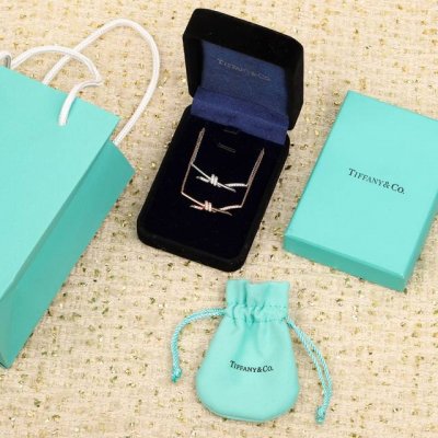 我们出品 Knot项链，可订做真金真钻，Pk市面各种金货量大咨询客Fu Knot项链 很精致，也不会过细。工艺非常有讲究，弧度线条都是根据人体工程设计确保舒适度