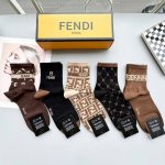 p50 配包装【一盒五双】Fendi · 芬迪大F新品男女款秋冬款中筒袜子超级经典的双F标志，纯棉材质制造，透气舒适，超级Nice超火爆小单品，大牌出街，潮人必