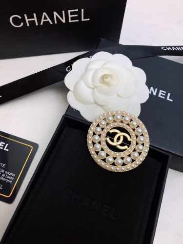 Chanel小香奈儿 专柜最新款同步上新香奈儿最新款胸针 胸针，是最懂女人的饰物。那些倾注了全部心血去做自己的女人，往往更珍惜胸针的意义。香奈儿女士把胸针别在帽
