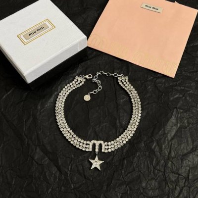 miumiu 项链，设计感满满的小巧精致非常百搭。