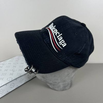 balenciaga巴黎世家新款刺绣Logo棒球帽，很酷的色系，男女佩戴都有不同Style，第一批抢先出货！巴黎粉必入款！