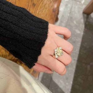 小香风Chanel爱心双C镶钻造型戒指！一戴就忍不住想夸的一款，简约的设计，超精致又显手白，简直爱了！又可以跟其他款式叠搭一起，超级百搭～.78码