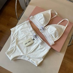miumiu缪缪分体套装新款分体泳衣适合多种场景的游泳衣 海边 游泳池 温泉 水上乐园 漂流都可以内搭也完全可以 连体设计遮肉显高挑 腹部有点肉肉也不影响咱美美