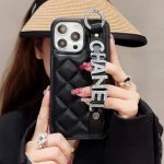 80 新品上架，香奈儿钻字母手腕带手机壳 手感柔软舒适！ 型号：为了不出现报错型号，请打开本机查看手机设置显示的型号 Iphone15Pro Max 6.7 I
