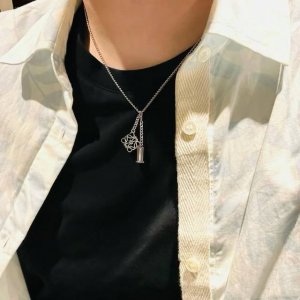 新款Loewe罗意威字母项链的设计真的很厉害 非常的艺术 它的Logo就是最美的艺术 链条方形设计环环相扣金色线条花纹Logo 细节处理的非常细腻光滑 各种造型