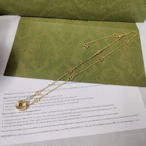 Gucci Lcon系列全新款型 这款珍贵的项链彩用黄金色打造 精致链条饰以Gg图案 镂空星星吊坠打造吸晴亮点 巧妙呼应 Cosmogonie时装秀系列 Gg镂