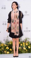 太美了 小香最新款真心赞 双C面戒指绒长巾 实物真心美 披肩配以印花无论设计喷绘都是非常到位细节都可见整个围巾给人气场的同时又非常精致高端Vip推荐绝对值得入手