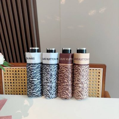 Louis Vuitton 路易威登 五折伞 热卖款 时尚指数爆表 不论晴天雨天使用都相得益彰 拥有它感受风从身体经过的感觉 留下沁人的芬芳 时尚达人必备哦 原