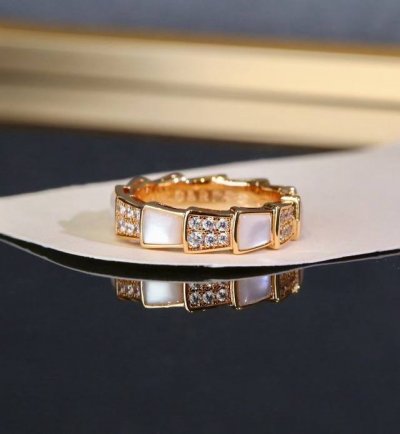 新品上新 Bvlgari 玫瑰金宽版蛇骨白贝戒指 精雕Cnc字印，精品打造，天然贝母，镶嵌动人的密镶美钻和优雅的珍珠母贝，诠释灵蛇特有的多面特质，尽显高雅而极致