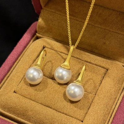 项链 耳钉150 A5474 独立设计师 新款 灯泡 珍珠 拉丝耳钉 雍容的设计，奢华高贵 非常好看 上耳漂亮 通体S925纯银镶嵌天然贝珠 电镀厚金 纯银耳钉