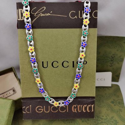 Gucci新款互扣式双G绿色珐琅花朵船锚链式项链饰有彩色珐琅花朵 设计符号从植物世界汲取灵感 演为搭扣组成 蓝色和黄色珐琅花朵 尺寸46+8 可调节