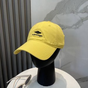 balenciaga巴黎世家新款刺绣Logo棒球帽 很酷的色系 男女佩戴都有不同Style 第一批抢先出货 巴黎粉必入款