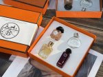 专柜品质 爱马仕迷你Q版香水四件套*7.5Ml礼盒装 内含:爱马仕之光+Twilly丝巾+橘彩星光+血色大黄 这款套盒颜值真的太高了 迷你版真的好Q好可爱哦 每