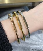 V金材质 剩码数：玫瑰金16颜色：玫瑰金 Tiffany 蒂芙尼lock光面锁头手镯tiffany 新款lock系列 无性别定义 亦可当情侣手镯男女皆可佩戴极简