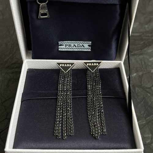 prada 普拉达 三角形 耳环 爆款新品 精致耐看 华丽登场，整体细节非常令人惊喜，典雅而时尚，突显法式高雅气息。