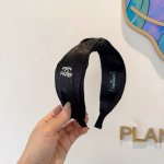 配包装 Chanel 香奈儿 新款精美字母宽边发箍，复古网红爆款头箍 搭配高端材质，超精致，时尚高级感百搭款。