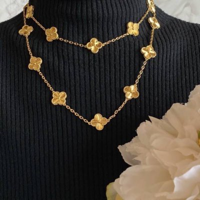 V金镀咪金 Vca高级20车花四叶草项链 Cleef&Arpels 四叶草 此系列设计灵动 线条流畅 易于佩戴 展现无限搭配的可能 为每一位女性的生活带来丰富多