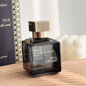 专柜品质 Mfk 黑瓶中性香水 Maison Francis Kurkdian Oud Satin Moo D香调:木质东方调 味道：沉香 乌木 玫瑰 安息香脂