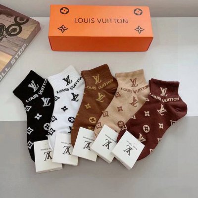 配包装 一盒5双 Lv 路易威登 超火爆小单品 纯棉面料 潮人必备 爆款 经典字母Logo中筒袜 个性时尚百搭款 你值得拥有哦精梳棉面料 超柔软材质 舒适透气