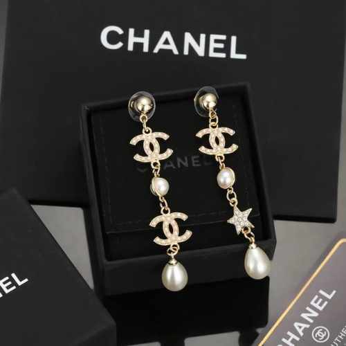 Chanel 新款！！！长款耳坠 Z批代购品质 原版材质 非常时尚的一款耳钉 俏皮可爱活力满满 S925银针 色彩搭配很靓丽 不会显得过于压抑 佩戴效果美的很