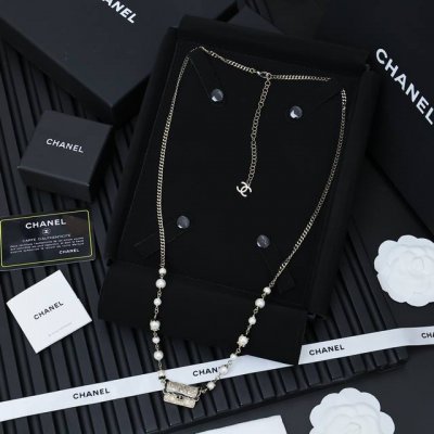 chanel菱格纹Cf包包黑色珐琅字母珍珠腰链，也可当长链佩戴 拿到手会被惊艳到的美貌值得收藏白色细闪菱格纹包包十黑色珐琅花边简直可爱到不行谁戴谁好看系列