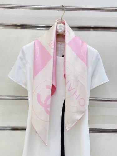 18姆米 双面同色 新款小香 九宫格组合 美翻了[流泪]御用殿堂级极品经典元素图案设计风格美丽至极 真的 上身极为衬肤色 百搭 好看不好看自己看吧 尺寸90X9